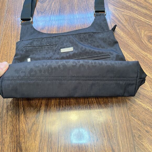 BAGGALLINI Bag Black on Black Cheetah Print Bucket Bag Crossbody Shoulder  Purse - Picture 2 of 9